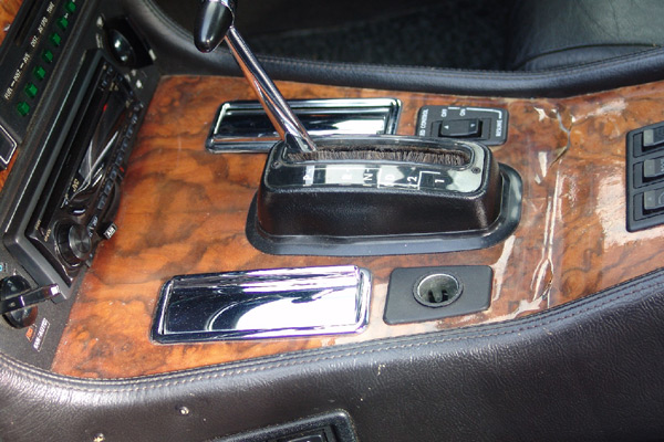 trim-repairs-jaguar-console-1-cracked-woodgrain